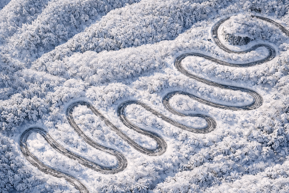 テーラーズガレージ店舗の冬季休暇案内イメージ_冬の山道